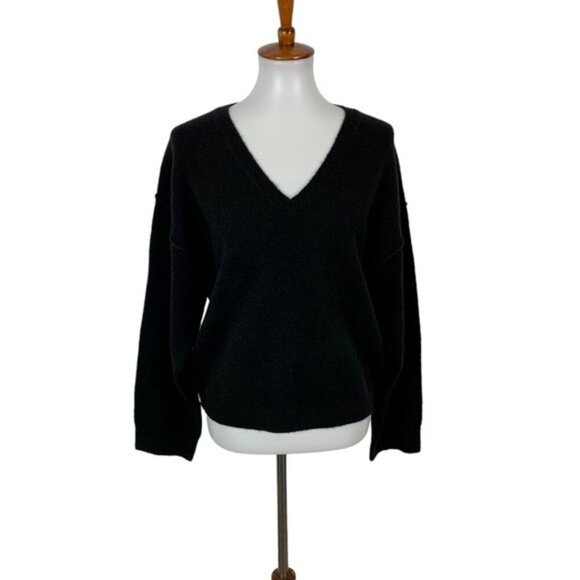 ASOS Black V Neck Knit Sweater US 4 Cozy Minimalist Classic Trendy Fall Staple - Picture 1 of 6